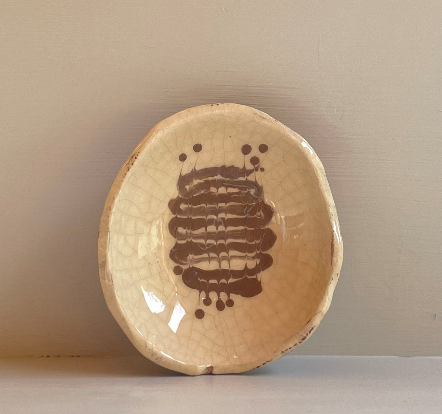 Cream and beige slipware, feathercomb dish, medium